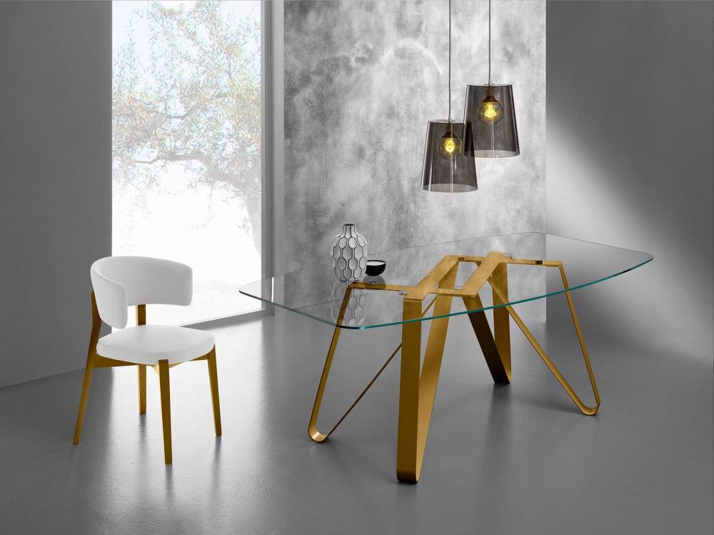 tavolo con basamento in metallo color oro a Roma 