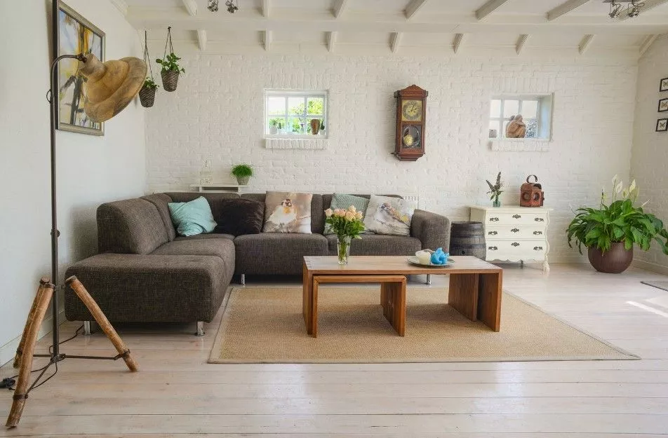 Come integrare materiali naturali negli interni urbani
